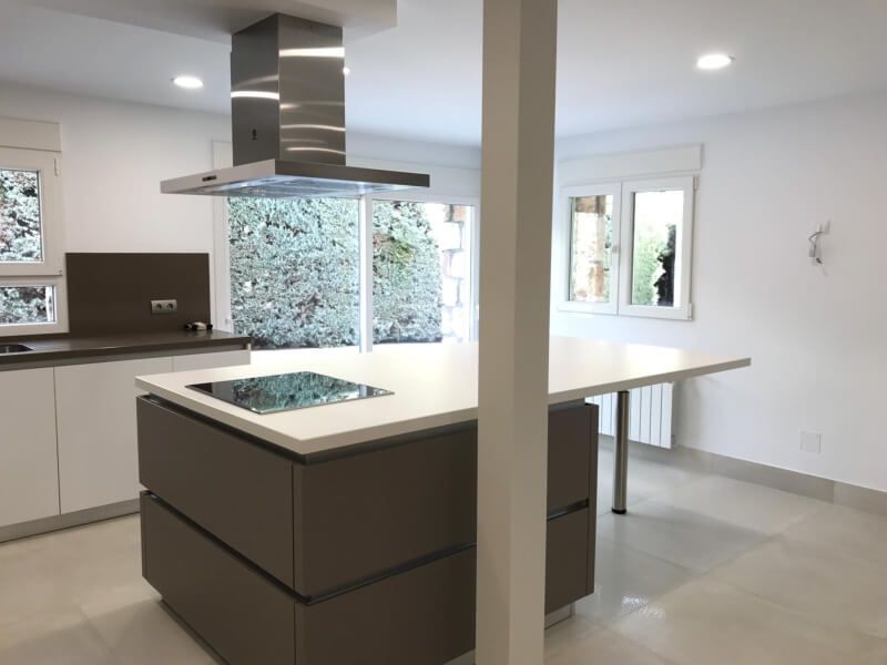 Imagen de una renovación total de cocina moderna blanca en Majadahonda por Top Kitchen